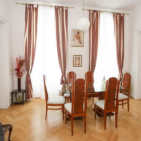 Apartments Opera Wina Bagian luar foto