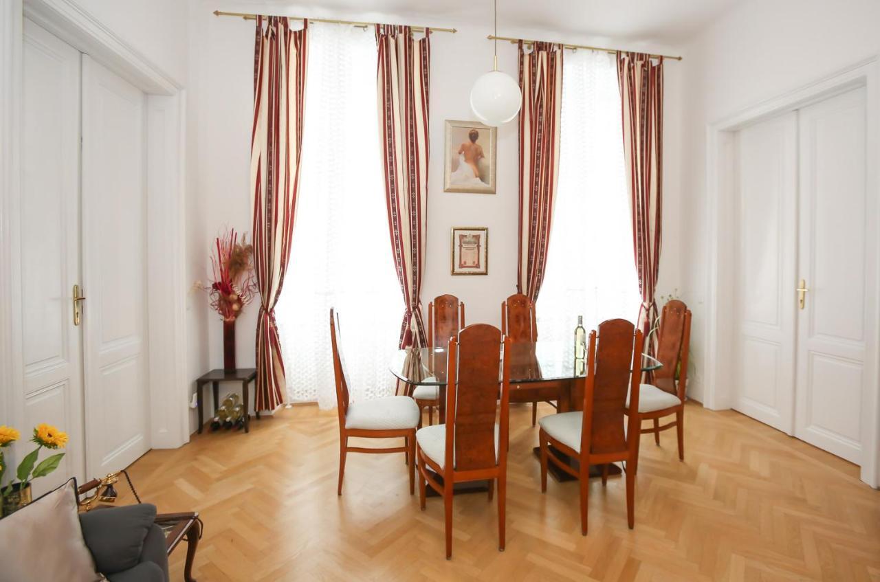 Apartments Opera Wina Bagian luar foto
