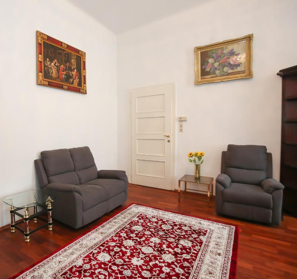 Apartments Opera Wina Bagian luar foto