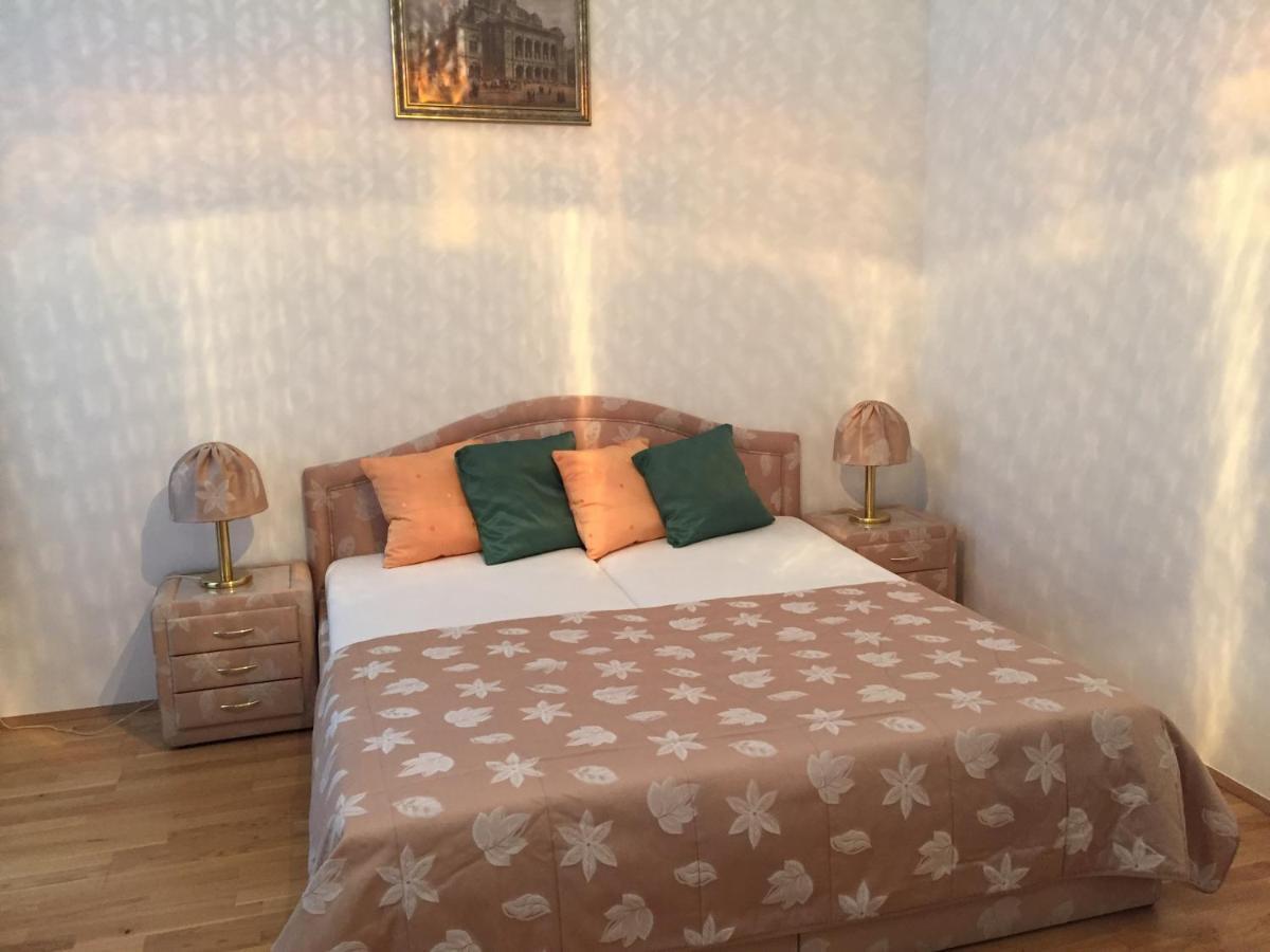 Apartments Opera Wina Bagian luar foto