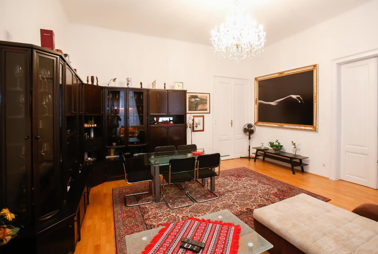 Apartments Opera Wina Bagian luar foto