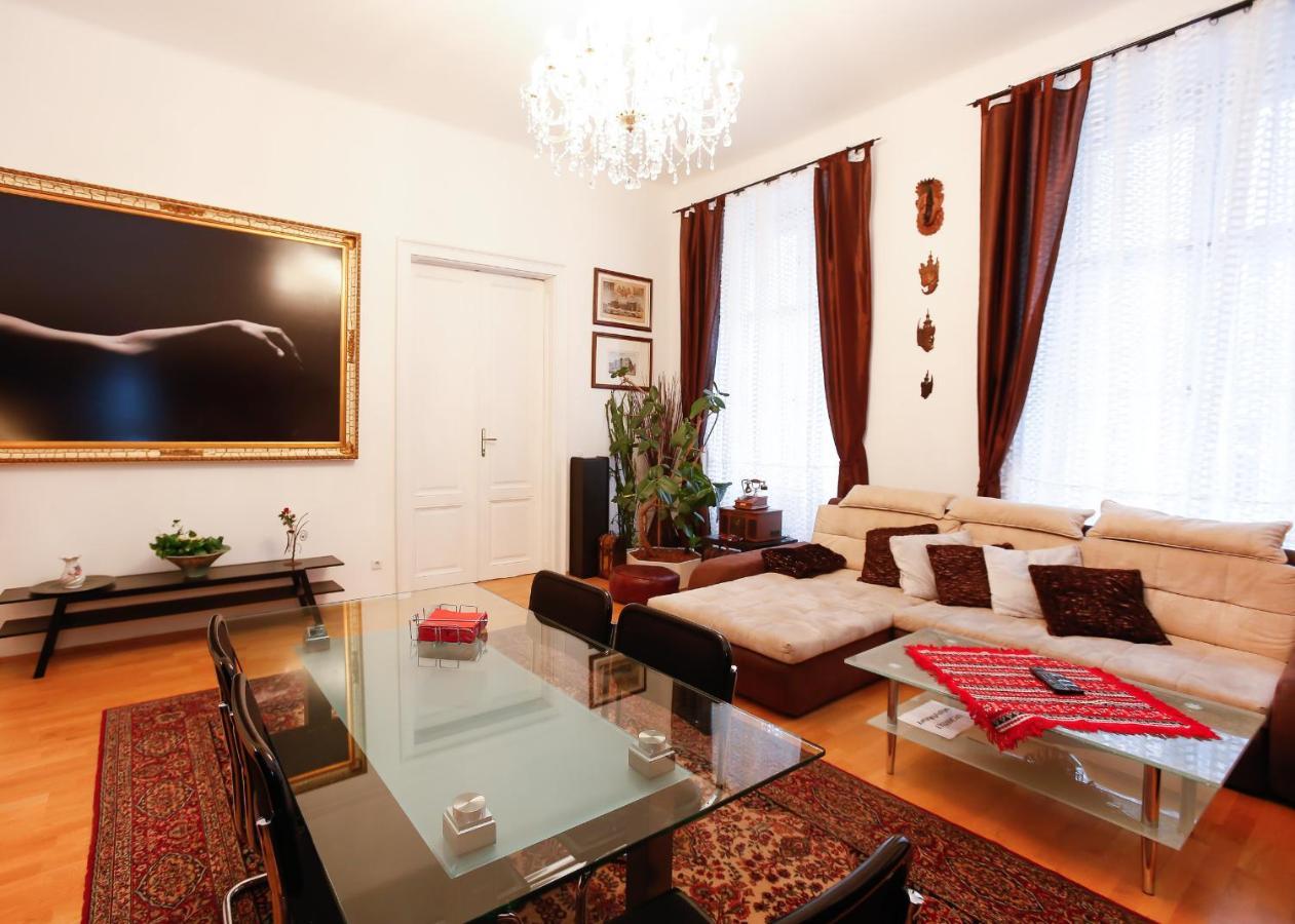 Apartments Opera Wina Bagian luar foto