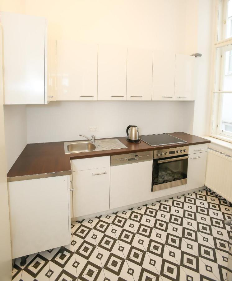 Apartments Opera Wina Bagian luar foto