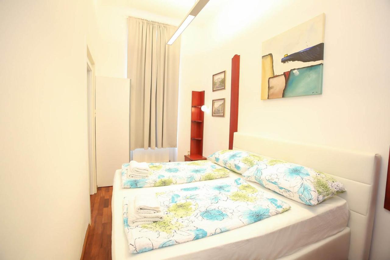Apartments Opera Wina Bagian luar foto