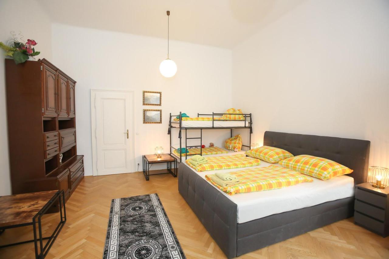 Apartments Opera Wina Bagian luar foto
