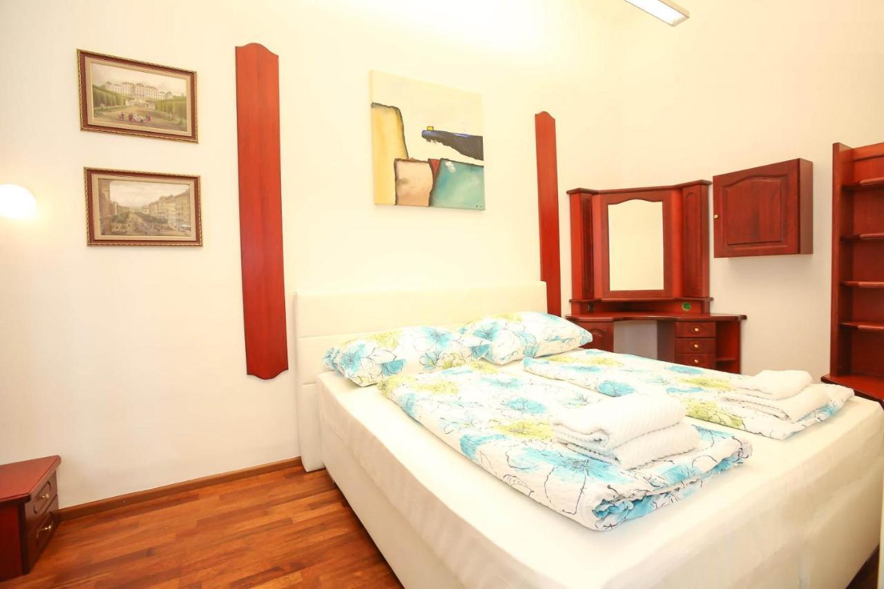 Apartments Opera Wina Bagian luar foto