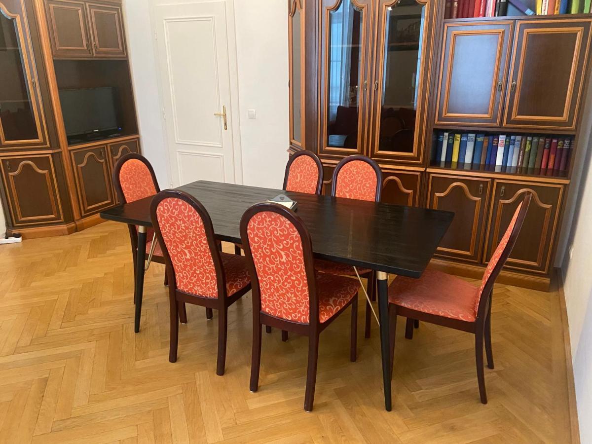 Apartments Opera Wina Bagian luar foto