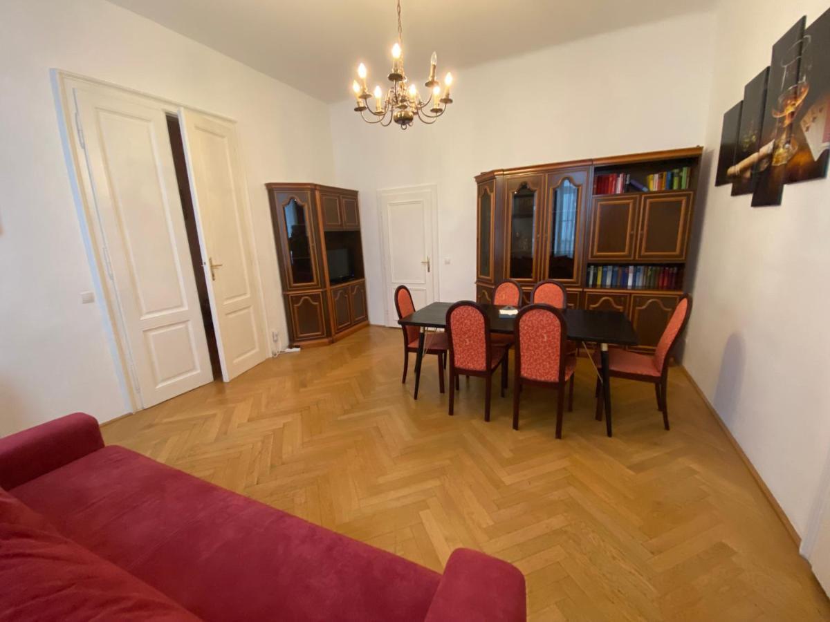 Apartments Opera Wina Bagian luar foto