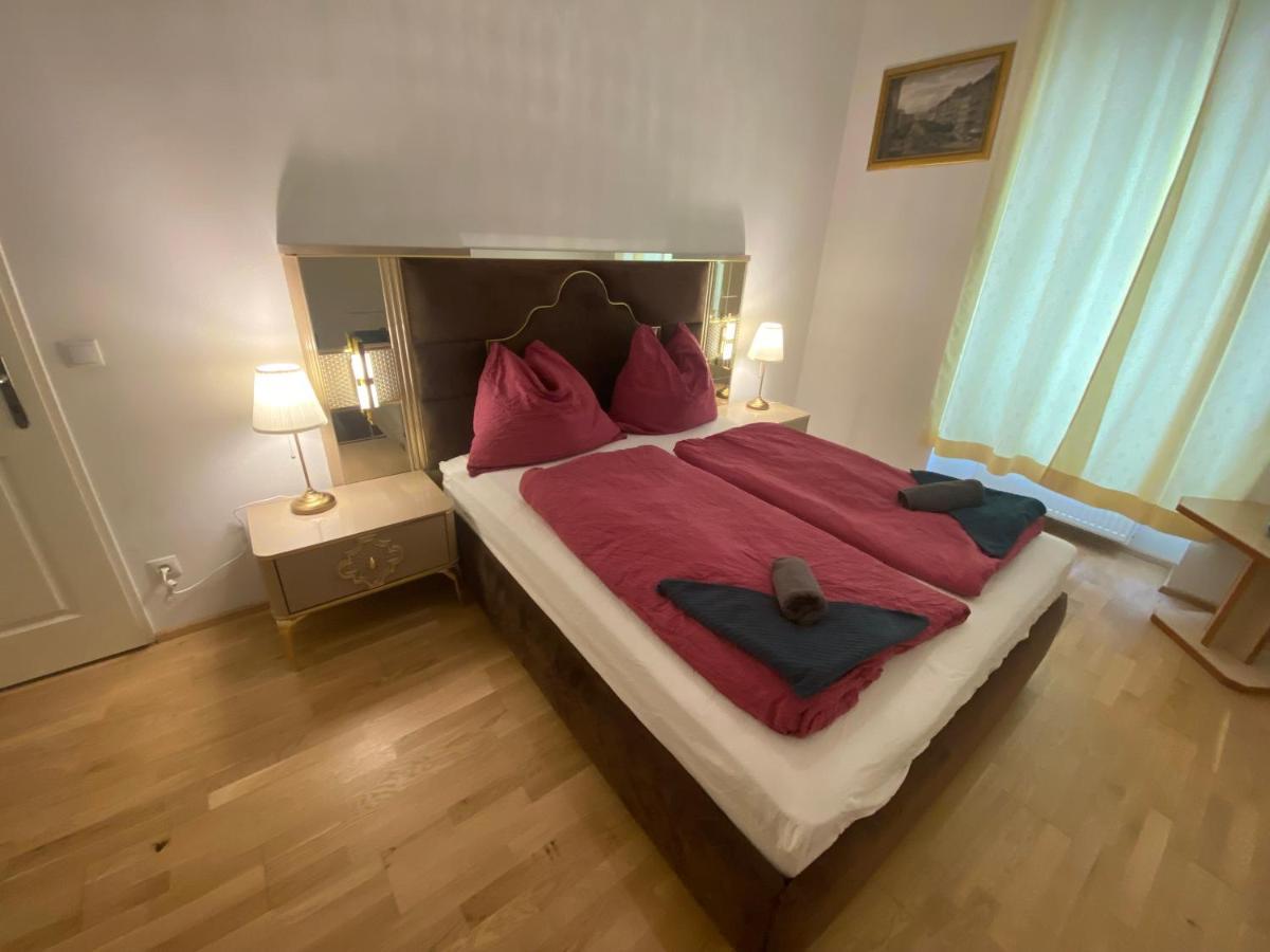 Apartments Opera Wina Bagian luar foto