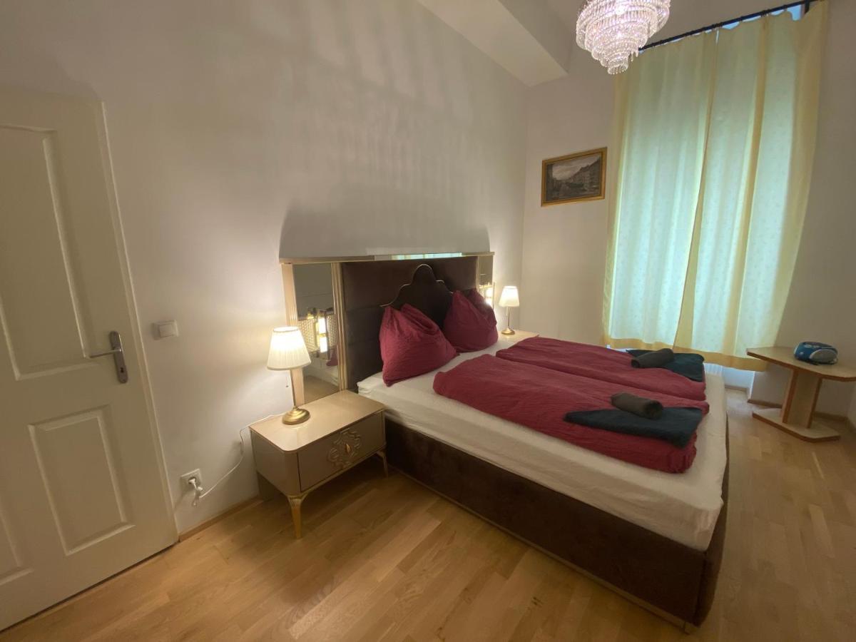 Apartments Opera Wina Bagian luar foto