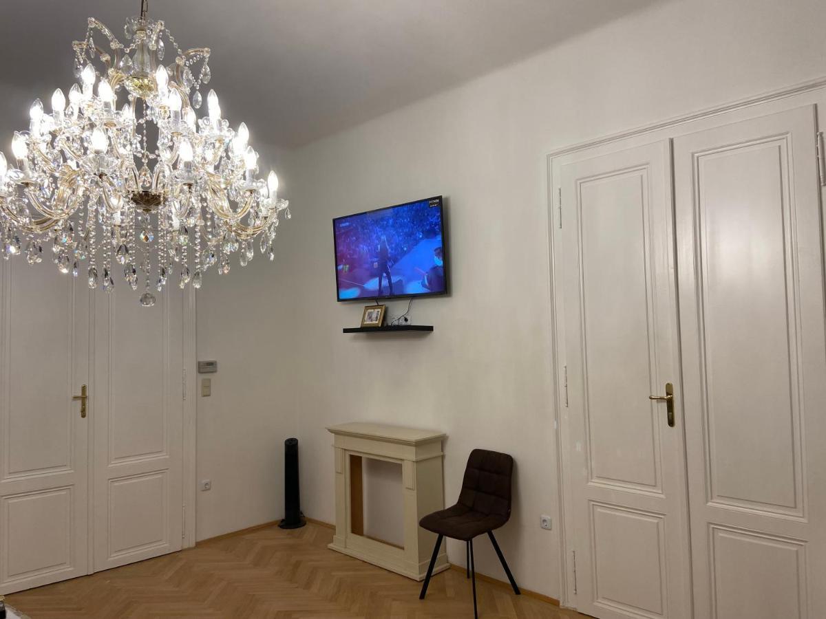 Apartments Opera Wina Bagian luar foto
