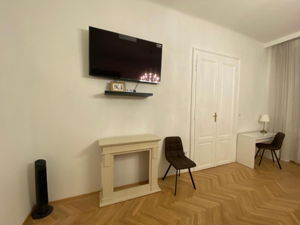 Apartments Opera Wina Bagian luar foto