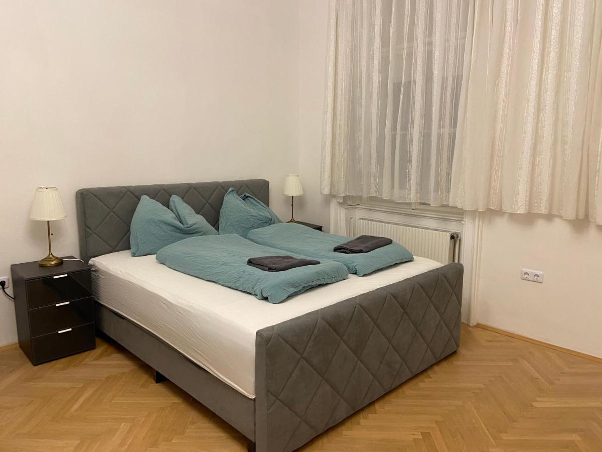 Apartments Opera Wina Bagian luar foto