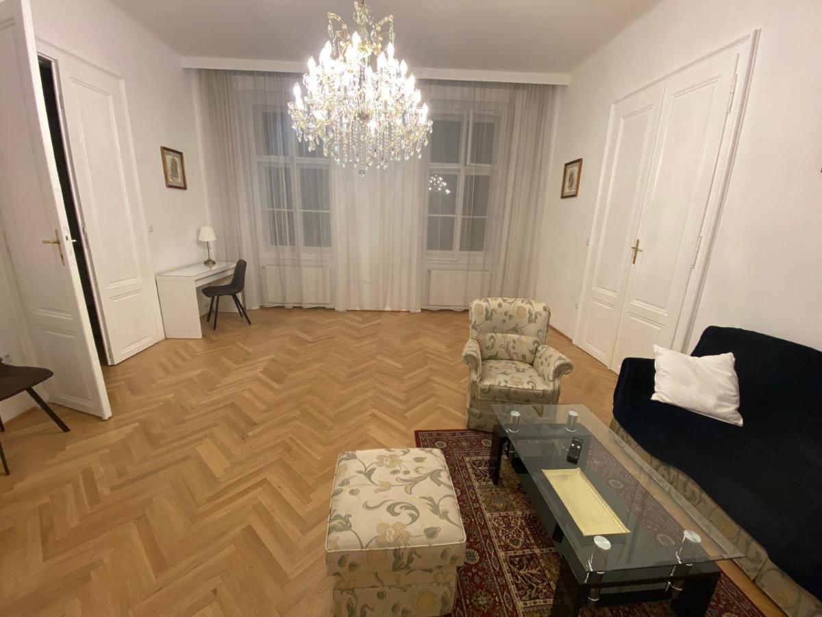 Apartments Opera Wina Bagian luar foto